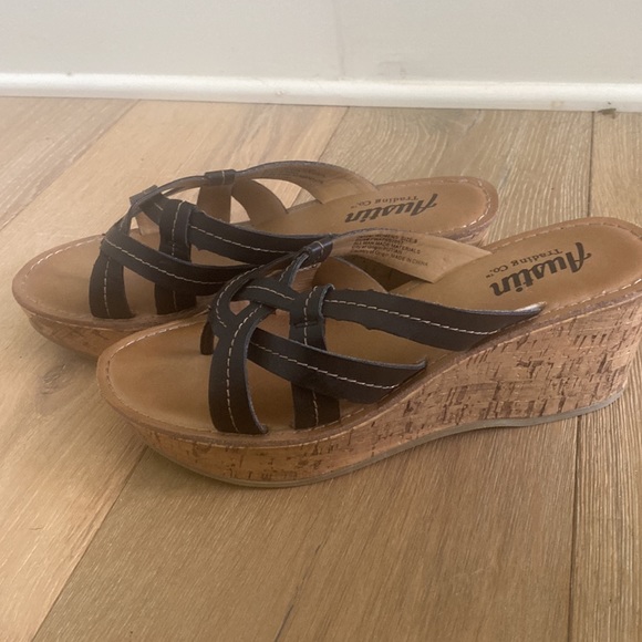 Austin Trading Co. size 8 black with cork bottom - Picture 3 of 6